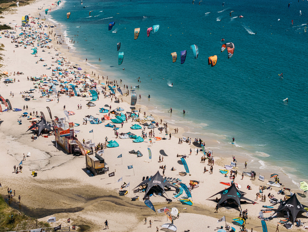Valdevaqueros vive un día histórico con el Festival del Viento