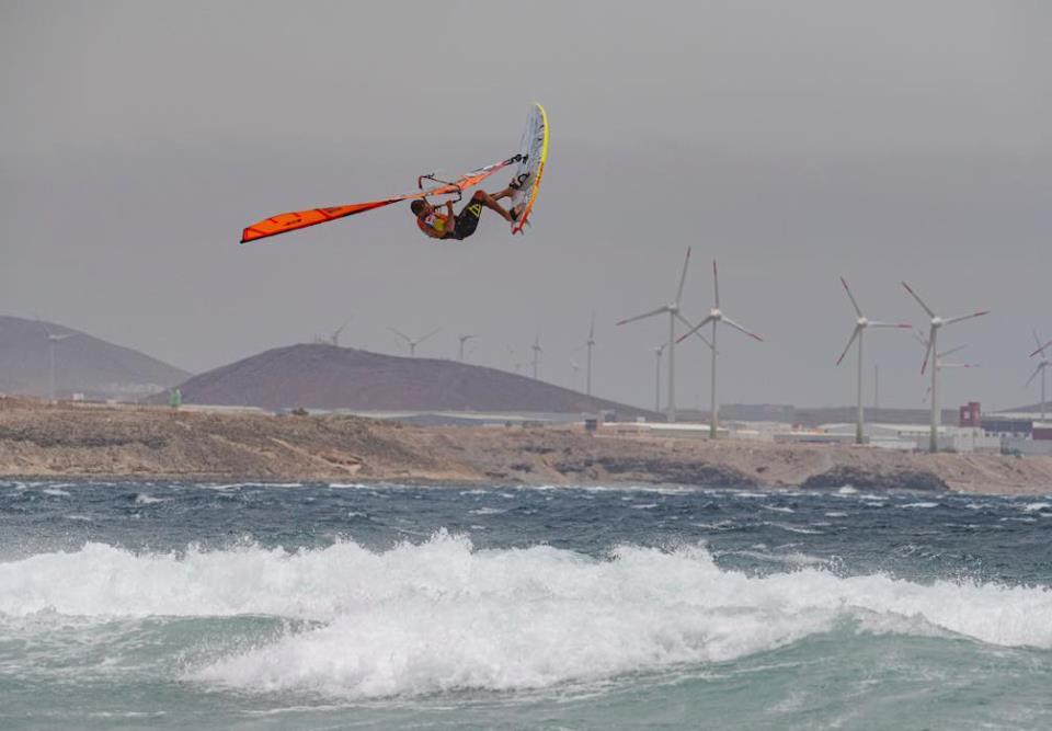 DIA 8: KÖSTER GANA LA ELIMINATORIA EN OLAS DEL MUNDIAL DE WINDSURF