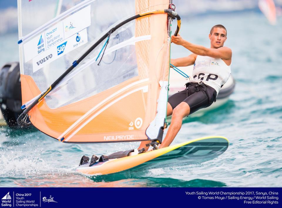 Éxito español en un mundial JR de RS:X