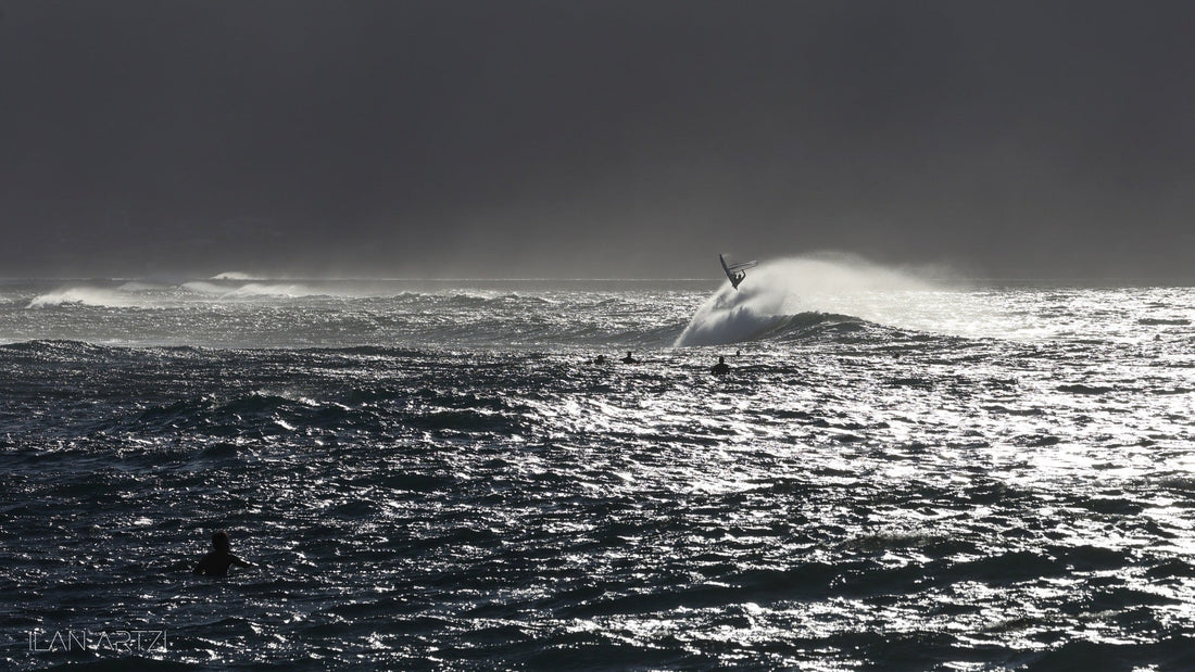 Windsurfista saltando sobre una ola en Ho’okipa con viento Kona. Fotografía de Ilan Artzi.