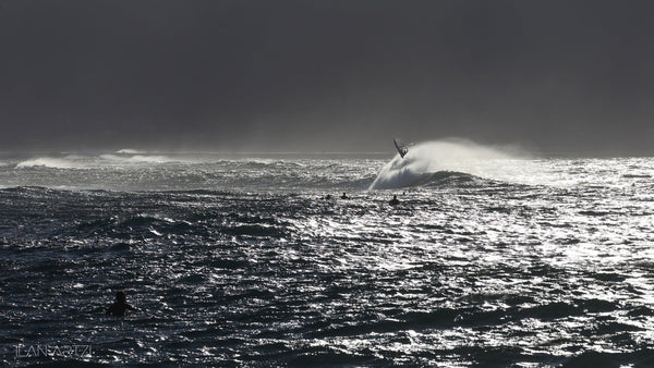 Windsurfista saltando sobre una ola en Ho’okipa con viento Kona. Fotografía de Ilan Artzi.