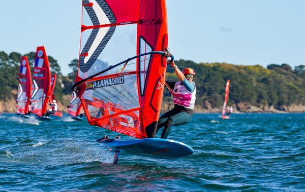 Pilar Lamadrid finaliza quinta en el mundial de iQFoil