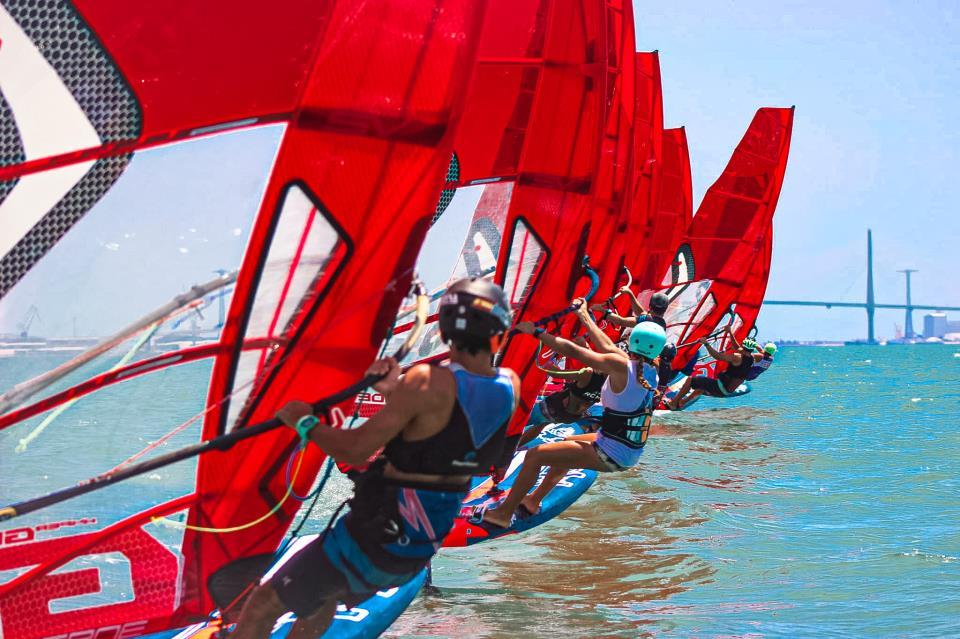 La clase olímpica IQFoil se estrena en la bahía de Cádiz