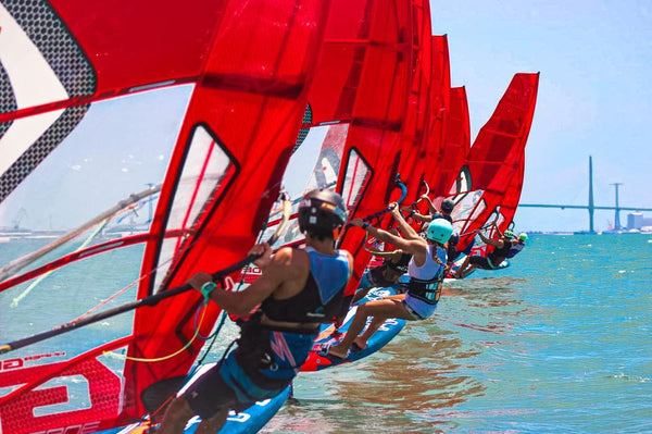 La clase olímpica IQFoil se estrena en la bahía de Cádiz