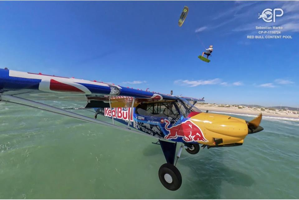 El kitesurfista Walker realiza el primer salto sobre un avión en Cape Town