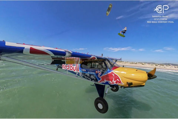 El kitesurfista Walker realiza el primer salto sobre un avión en Cape Town