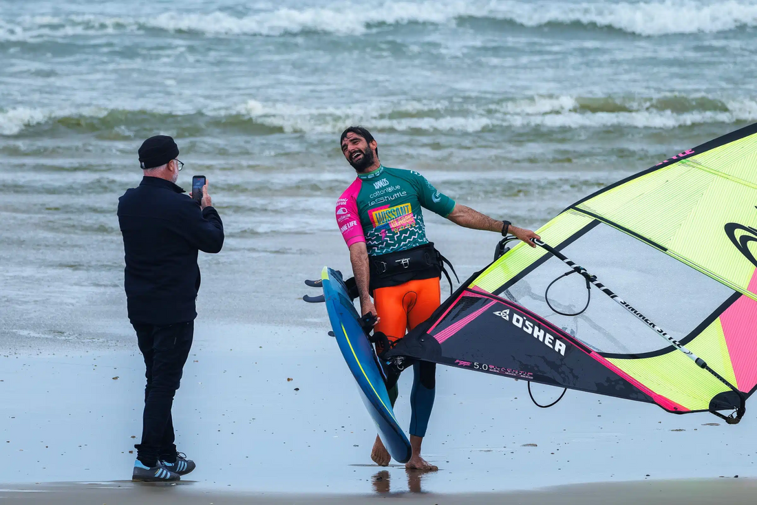 Marc Paré celebra su victoria en la Wissant Wave Classic 2026, en la playa con su material de windsurf