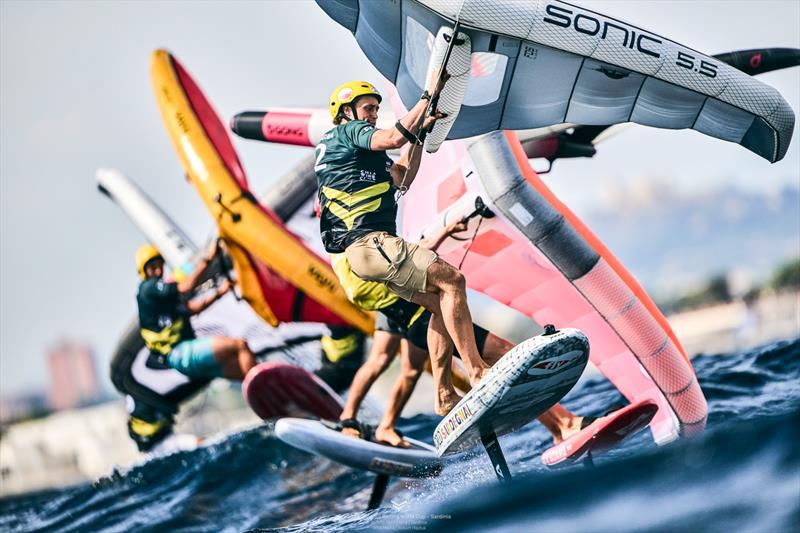 Competidores disputan una manga de la Wingfoil Racing World Cup de Cerdeña 2026